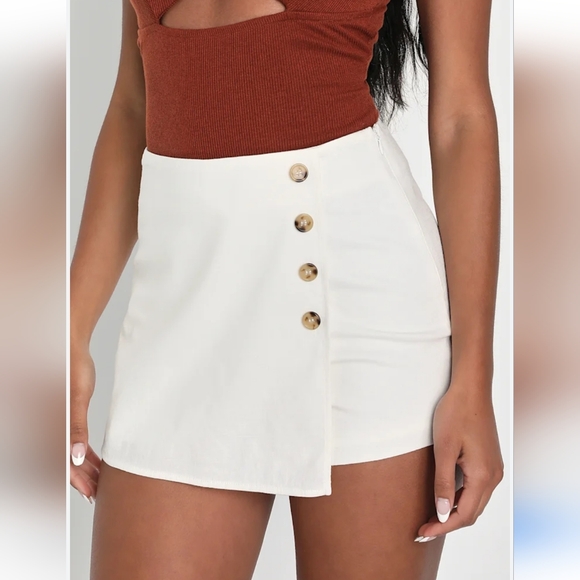 ESSUE High-Waisted Shorts/skorts.  Sz Med. NWTs - Picture 1 of 4